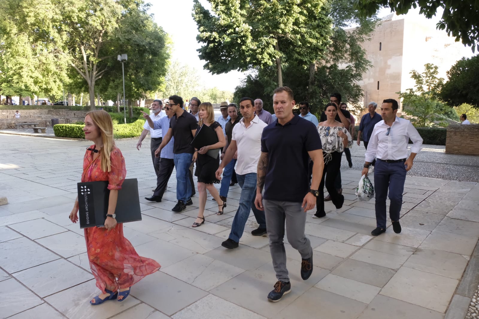 Mansour bin Zayed Al-Nahyan ha pasado por el Parador de Granada antes de realizar su visita guiada por el monumento nazarí