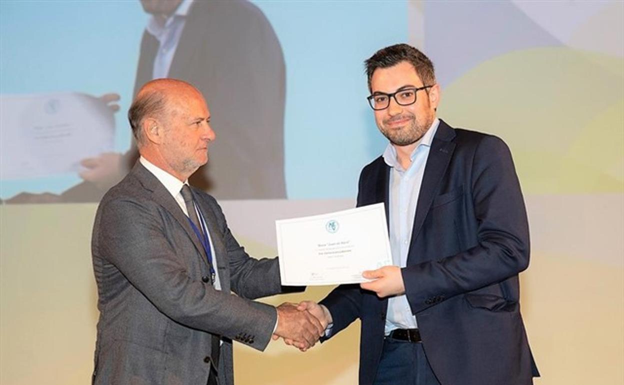 El médico Carlos Cuenca recibe la beca Juan de Azúa. 