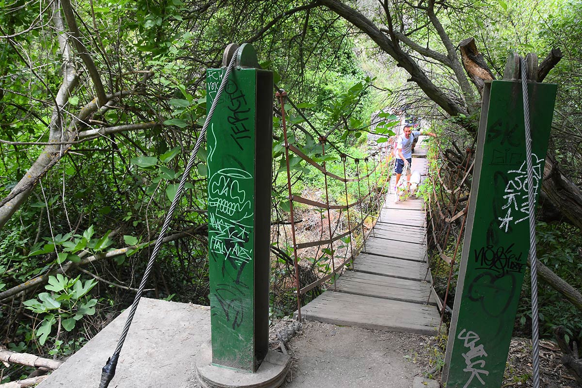ntre Monachil y los Cahorros un sendero abre sus riberas ocultas bajo álamos y saucedas | Un sendero recorre la ribera del río para acceder a los puentes y cerradas de los tajos dolomíticos más frecuentados de Sierra Nevada