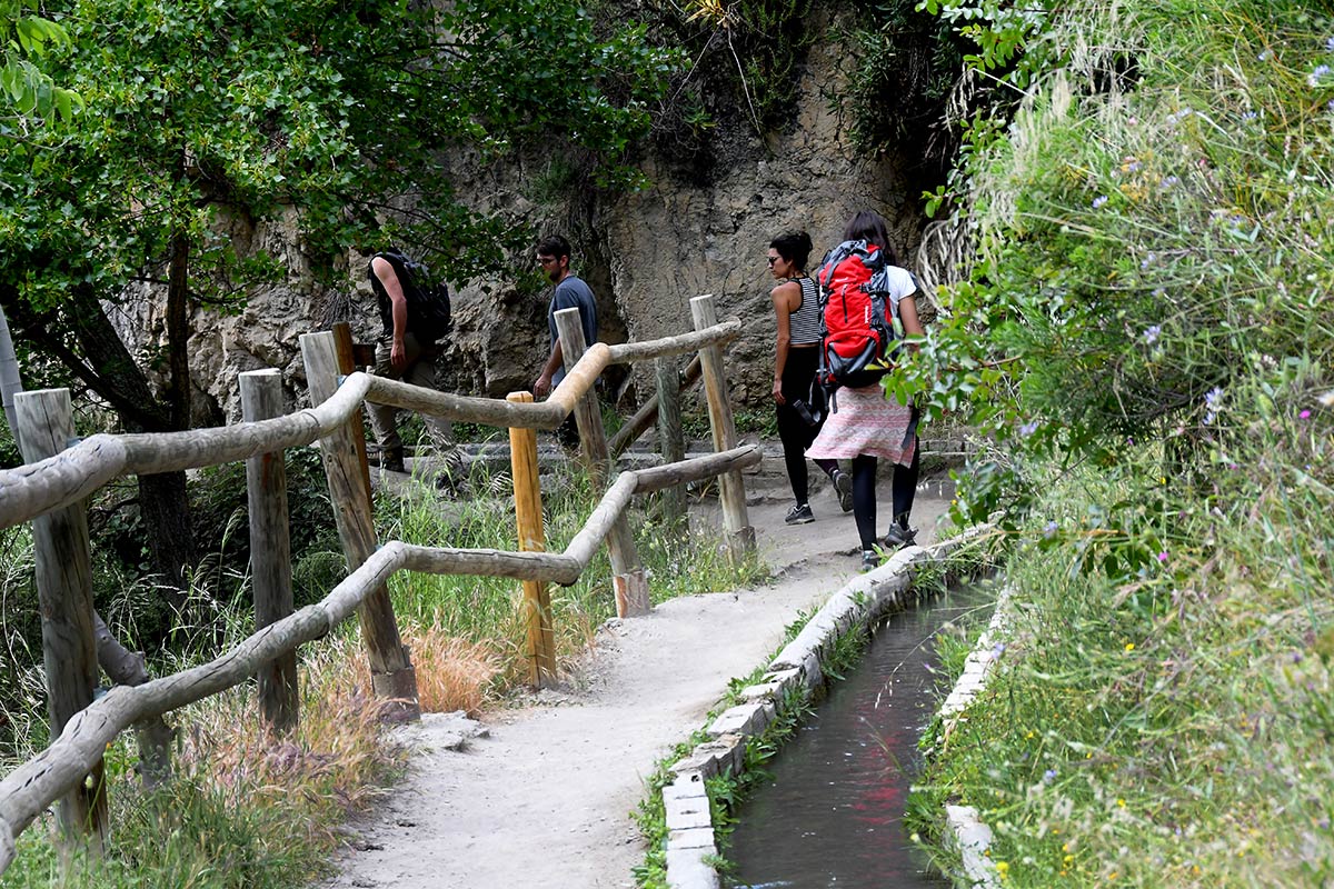 ntre Monachil y los Cahorros un sendero abre sus riberas ocultas bajo álamos y saucedas | Un sendero recorre la ribera del río para acceder a los puentes y cerradas de los tajos dolomíticos más frecuentados de Sierra Nevada