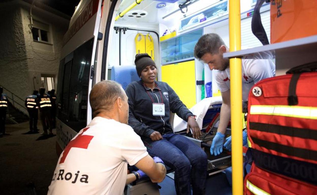 Cruz Roja ha trasladado esta noche al Hospital de Motril, en Granada, a una mujer con heridas de diferente consideración.
