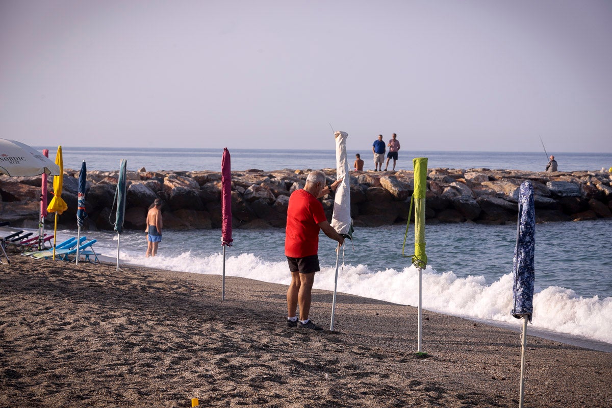 Fotos: Así luce Torrenueva a primera hora: a la caza de un sitio con la sombrilla