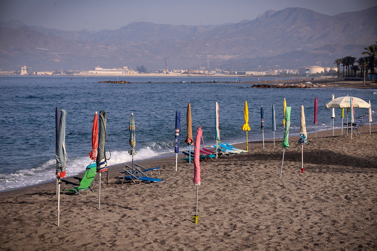 Fotos: Así luce Torrenueva a primera hora: a la caza de un sitio con la sombrilla