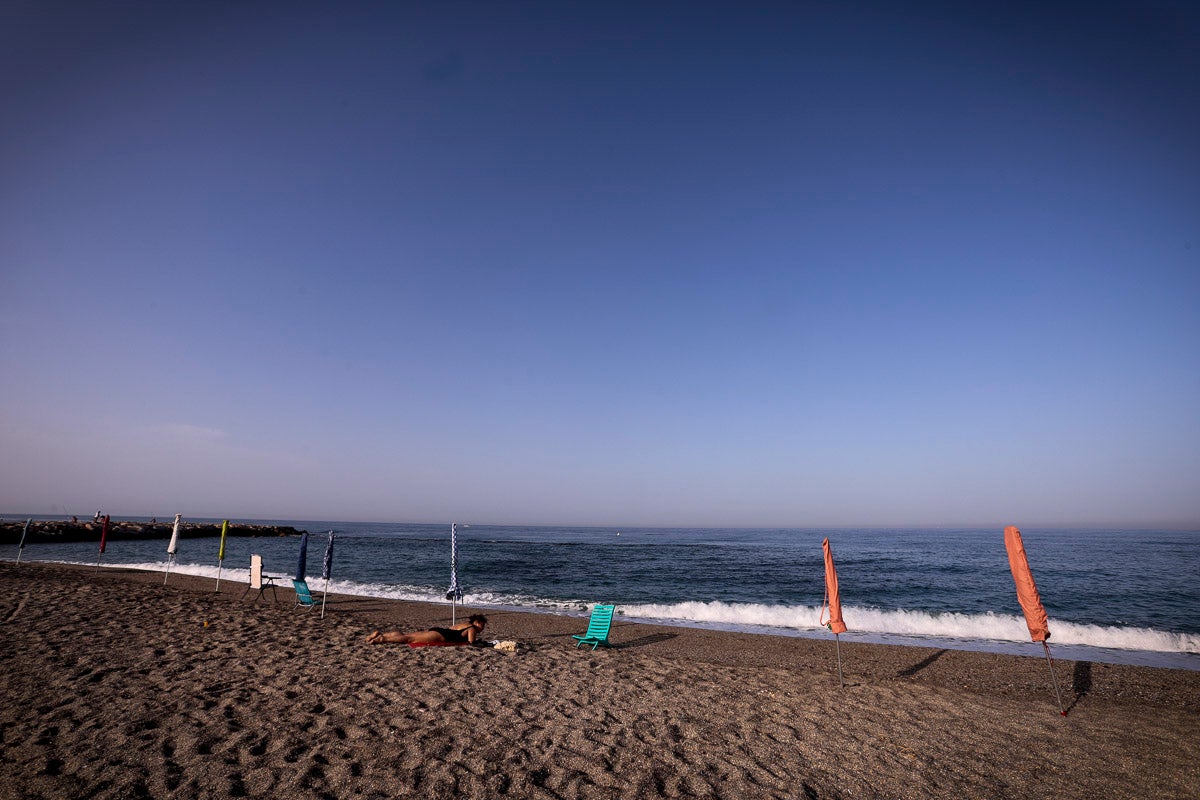 Fotos: Así luce Torrenueva a primera hora: a la caza de un sitio con la sombrilla