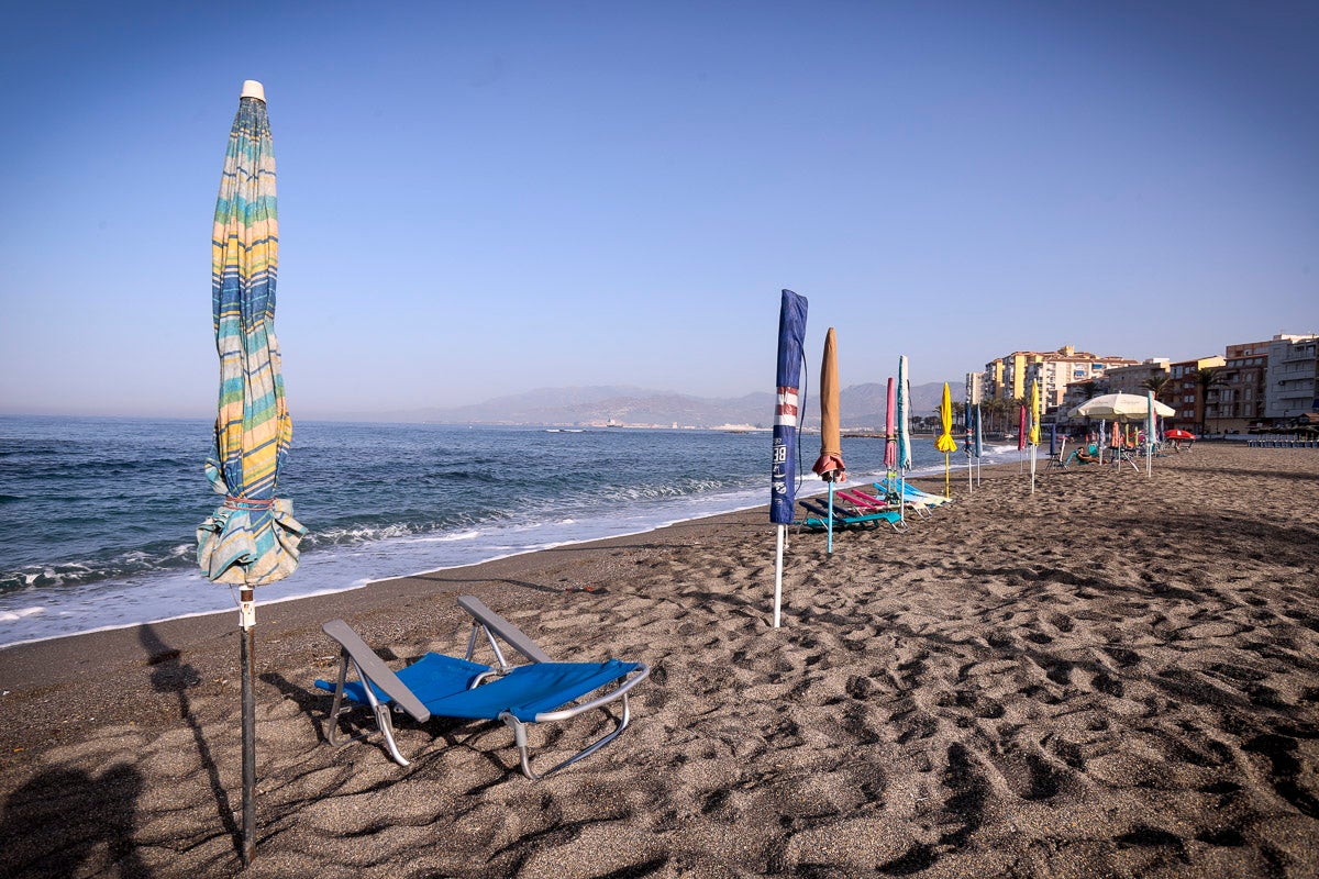 Fotos: Así luce Torrenueva a primera hora: a la caza de un sitio con la sombrilla