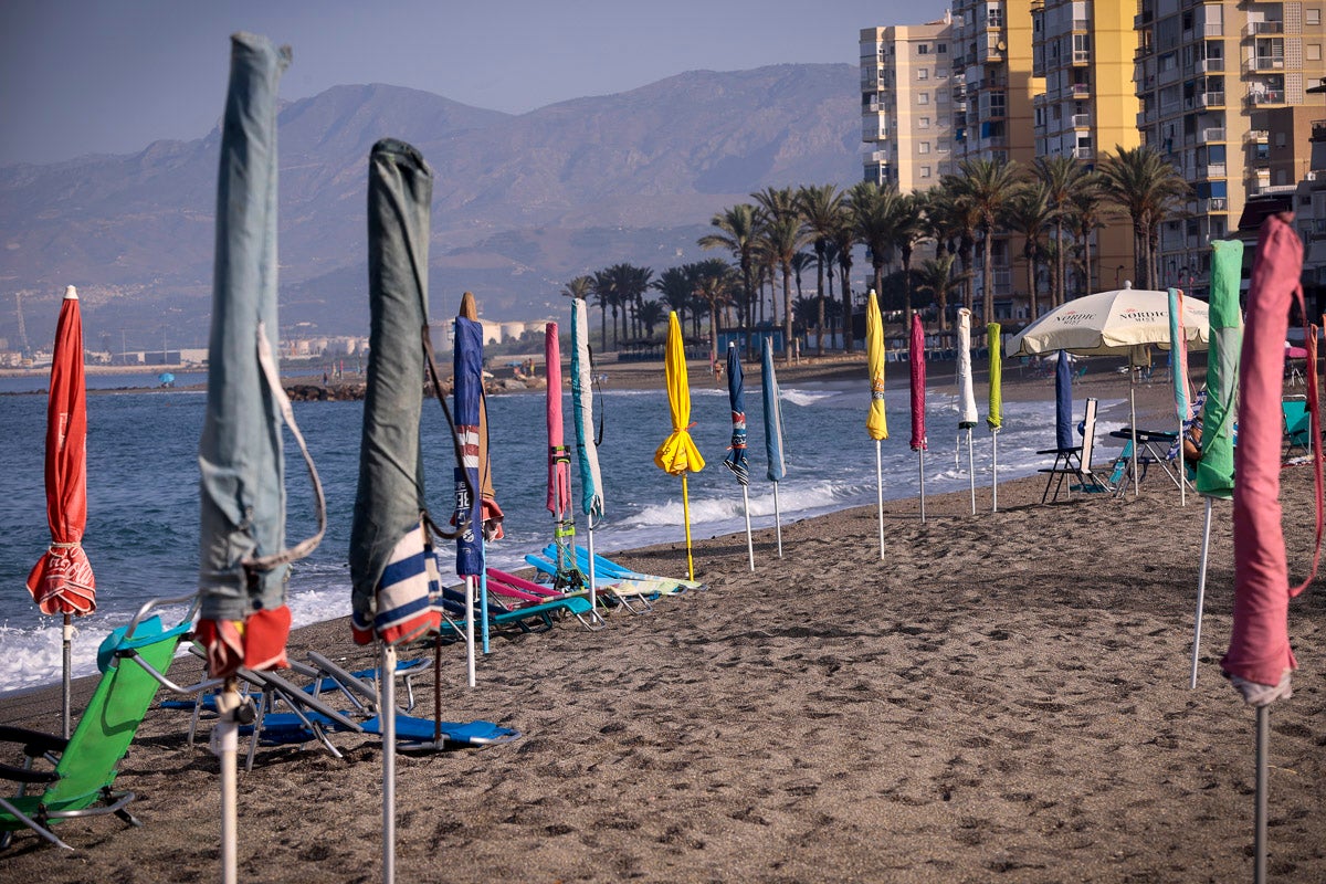 Fotos: Así luce Torrenueva a primera hora: a la caza de un sitio con la sombrilla