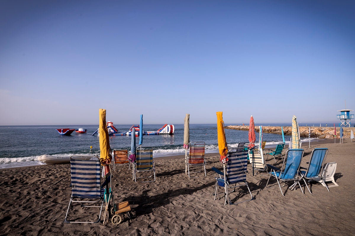 Fotos: Así luce Torrenueva a primera hora: a la caza de un sitio con la sombrilla