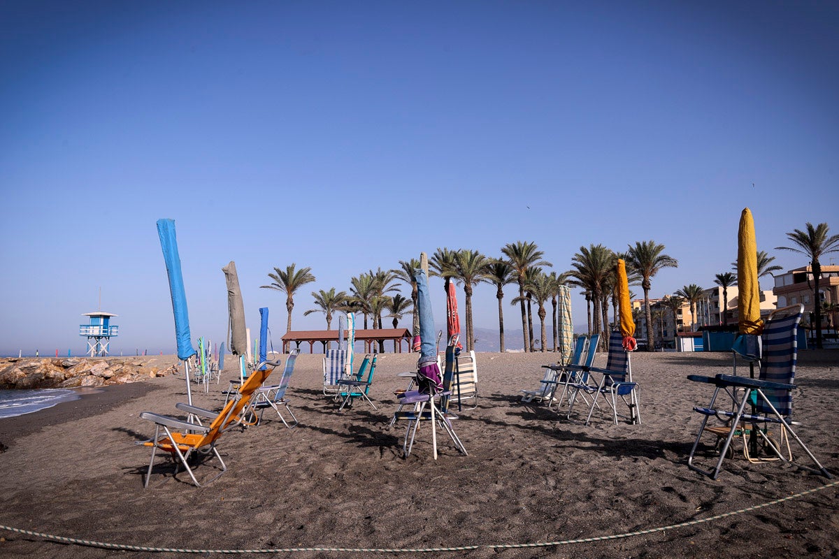 Fotos: Así luce Torrenueva a primera hora: a la caza de un sitio con la sombrilla