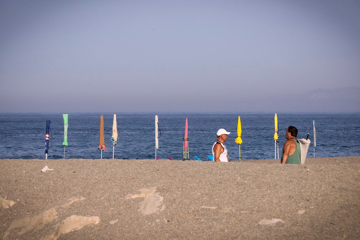 Fotos: Así luce Torrenueva a primera hora: a la caza de un sitio con la sombrilla