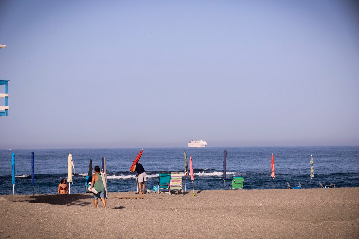 Fotos: Así luce Torrenueva a primera hora: a la caza de un sitio con la sombrilla