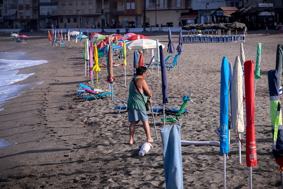 Fotos: Así luce Torrenueva a primera hora: a la caza de un sitio con la sombrilla