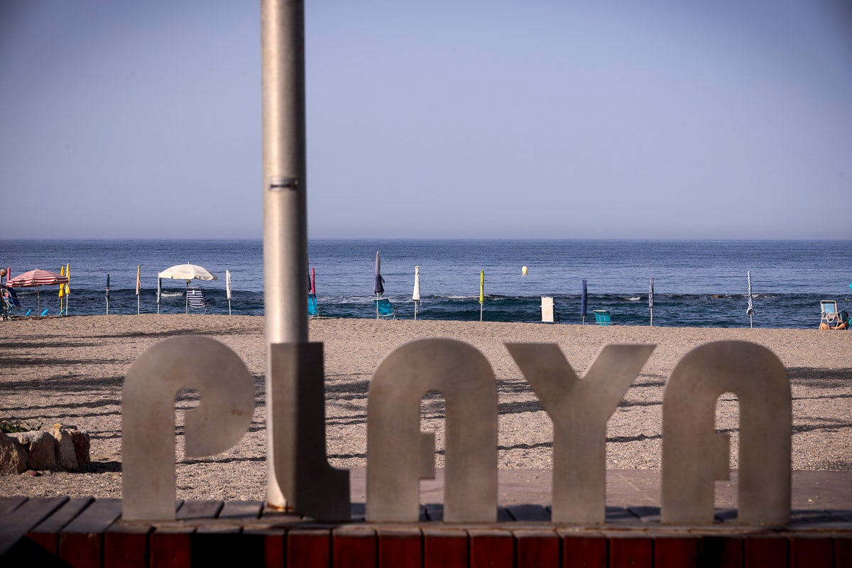 Fotos: Así luce Torrenueva a primera hora: a la caza de un sitio con la sombrilla