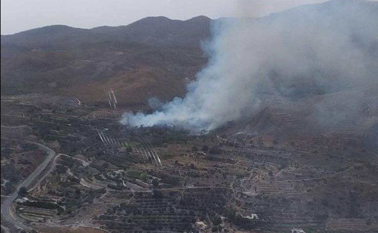 Humo procedente del incendio iniciado en el paraje La Ventaja. 