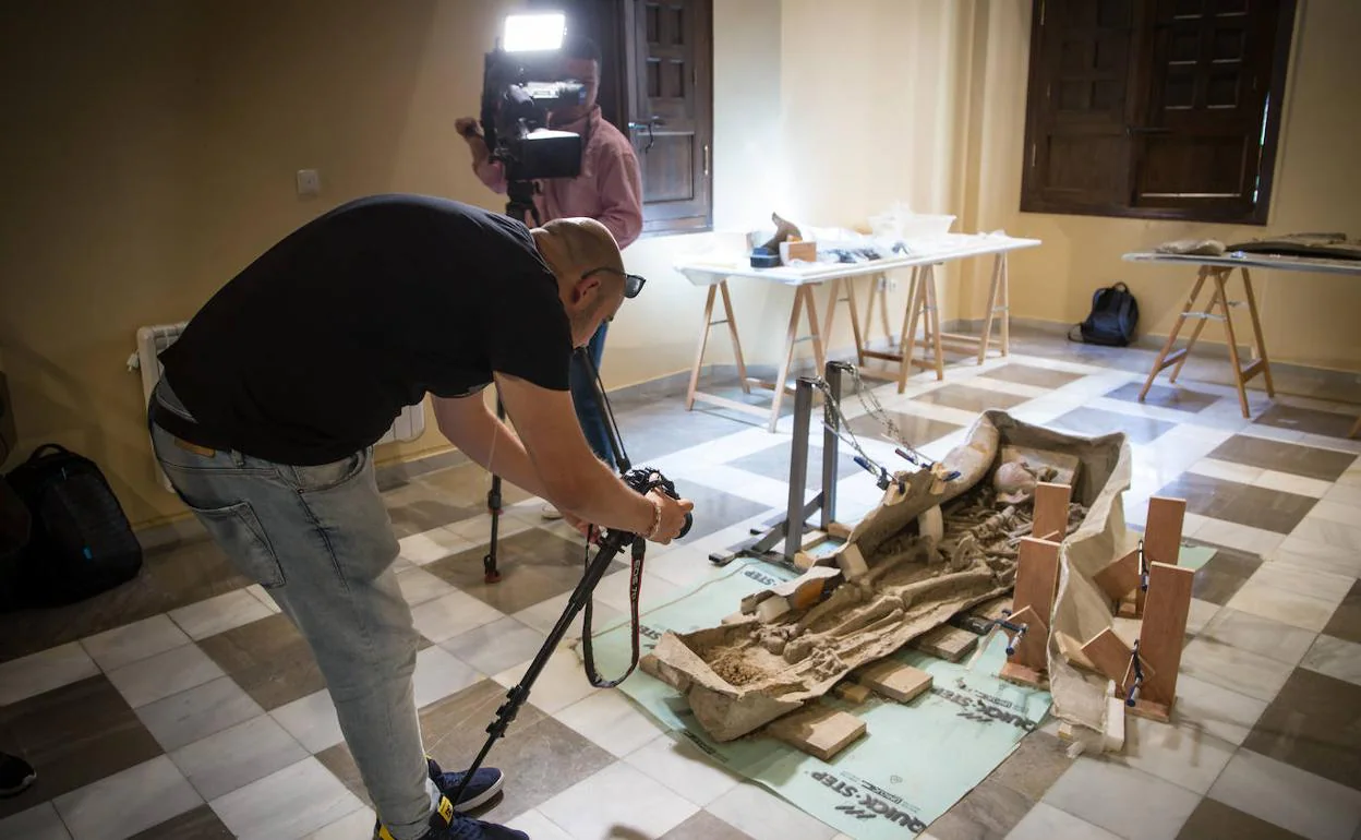 Periodistas fotografiando los restos del sarcófago en el Museo Arqueológico. 