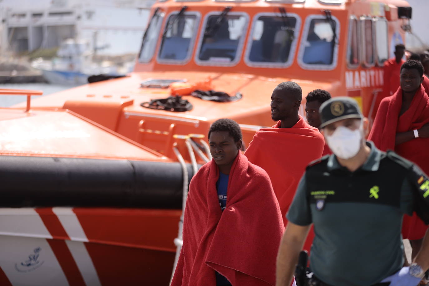 Es la segunda patera que llega a Motril en dos días. El lunes la Guardamar Caliope rescató a otras sesenta personas.