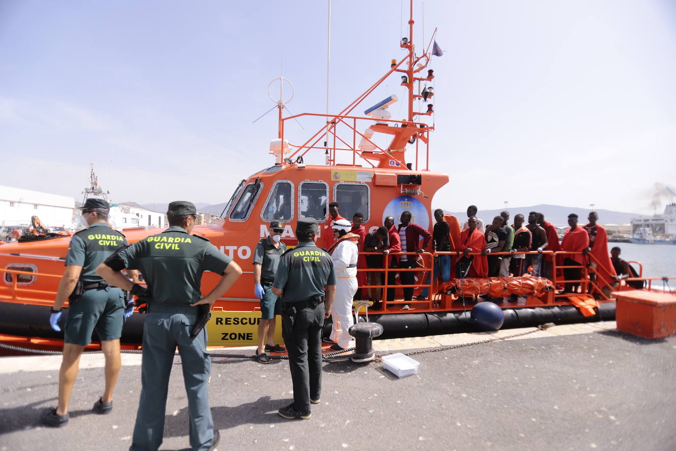 Es la segunda patera que llega a Motril en dos días. El lunes la Guardamar Caliope rescató a otras sesenta personas.