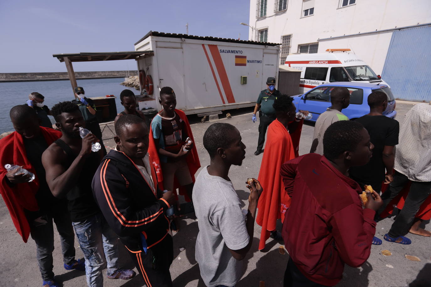 Es la segunda patera que llega a Motril en dos días. El lunes la Guardamar Caliope rescató a otras sesenta personas.