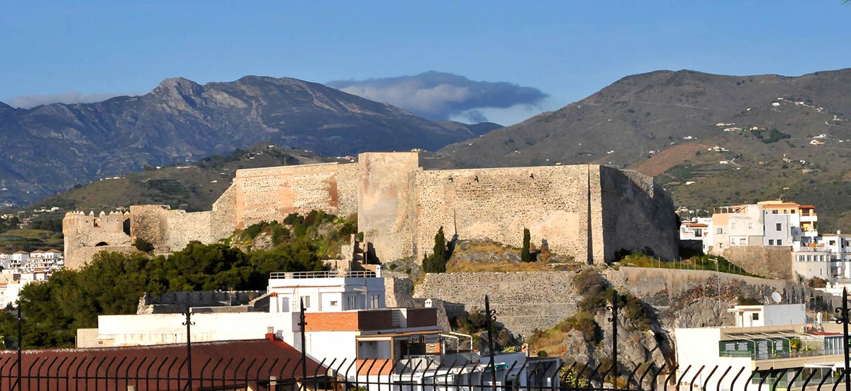 Castillo de Almuñécar. Sobre picachos, acantilados e islas desaparecidas, seis fortalezas defendieron la costa de Granada, una ruta de este a oeste, desde Castillo de Huarea a La Rábita, Castillo de Baños, Castell de Ferro, Salobreña y Almuñécar