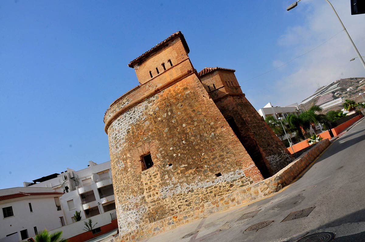 CAstillo de Baños. Sobre picachos, acantilados e islas desaparecidas, seis fortalezas defendieron la costa de Granada, una ruta de este a oeste, desde Castillo de Huarea a La Rábita, Castillo de Baños, Castell de Ferro, Salobreña y Almuñécar