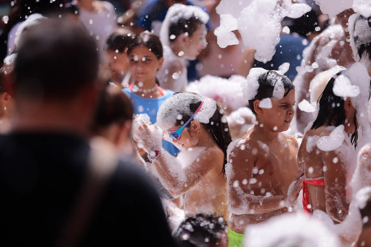 Diversión y agua para refrescar los festejos de la costa motrileña.