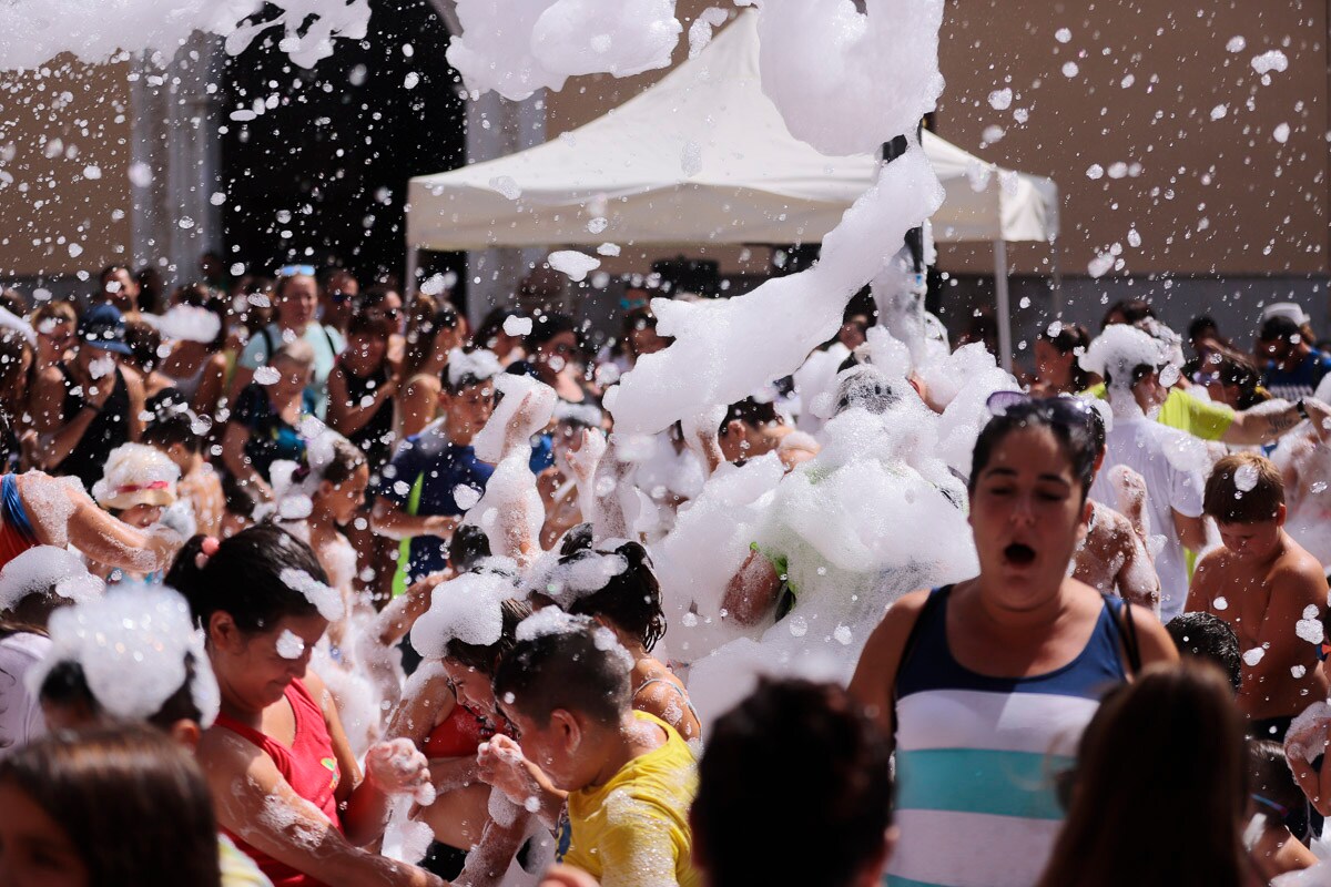 Diversión y agua para refrescar los festejos de la costa motrileña.