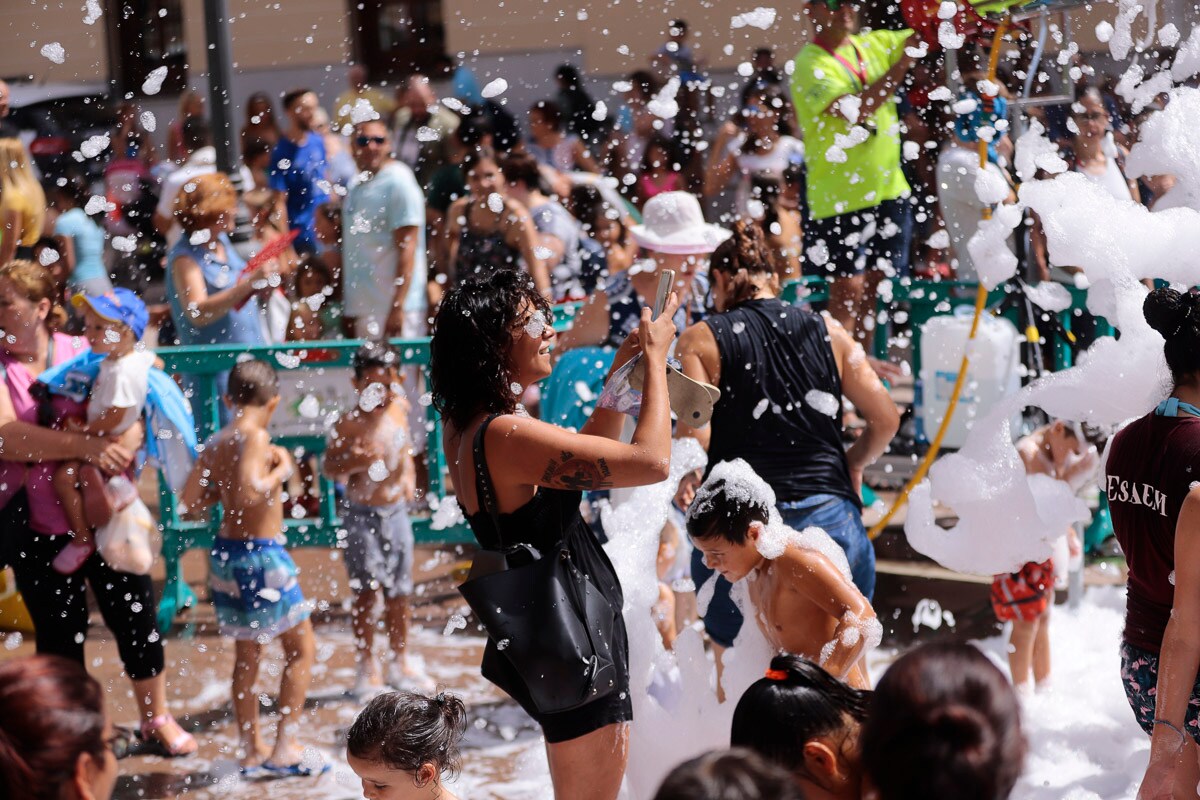 Diversión y agua para refrescar los festejos de la costa motrileña.