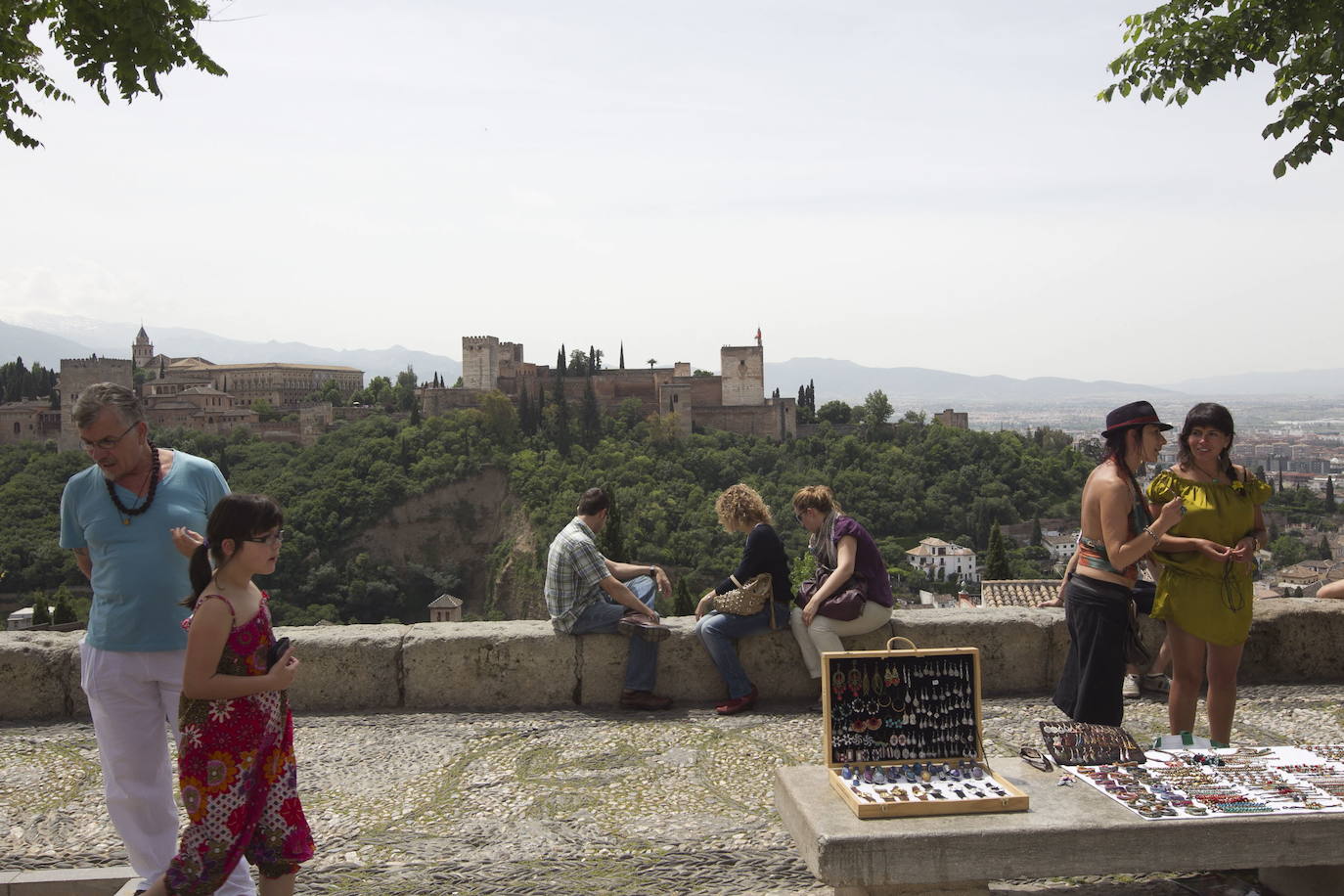 1. El Mirador de San Nicolás: la primera directora de cine, Alice Guy Blaché, grabó las vistas desde este mirador para su película 'Espagne' en 1905. Esta grabación es, probablemente, el primer archivo cinematográfico en el que aparece la Alhambra.