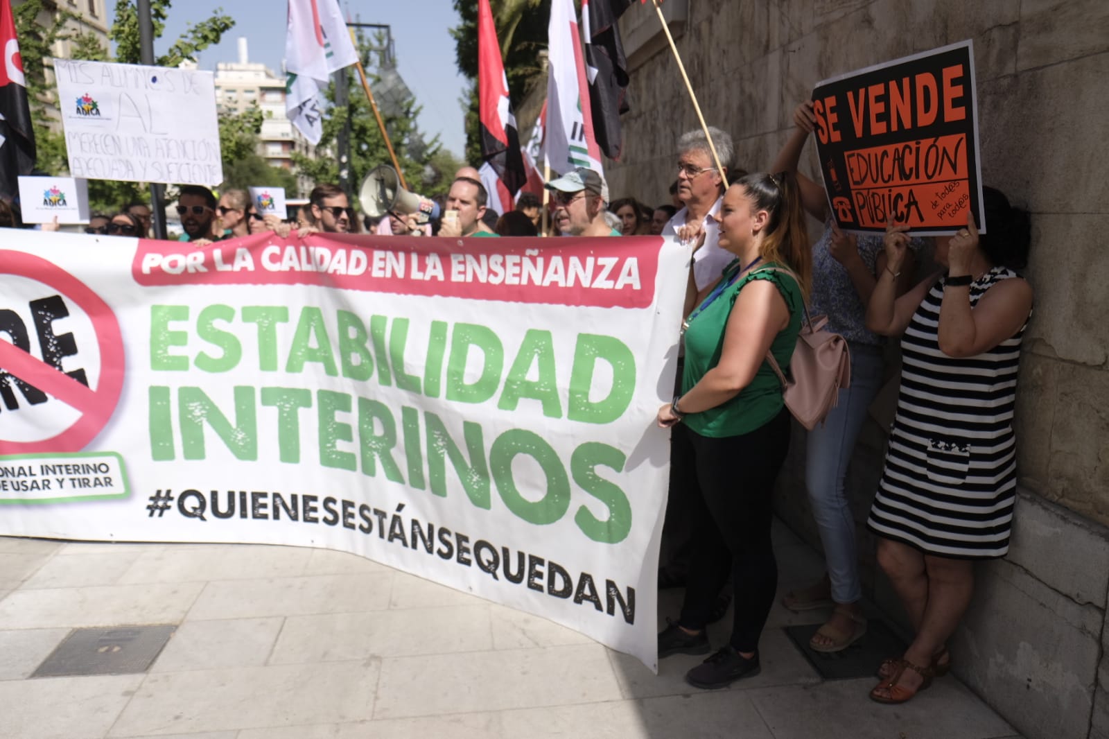 Cerca de 40 personas se han dado cita en la puerta de la Delegación Territorial de Educación para protestar contra la reducción de vacantes ofrecidas para docentes interinos