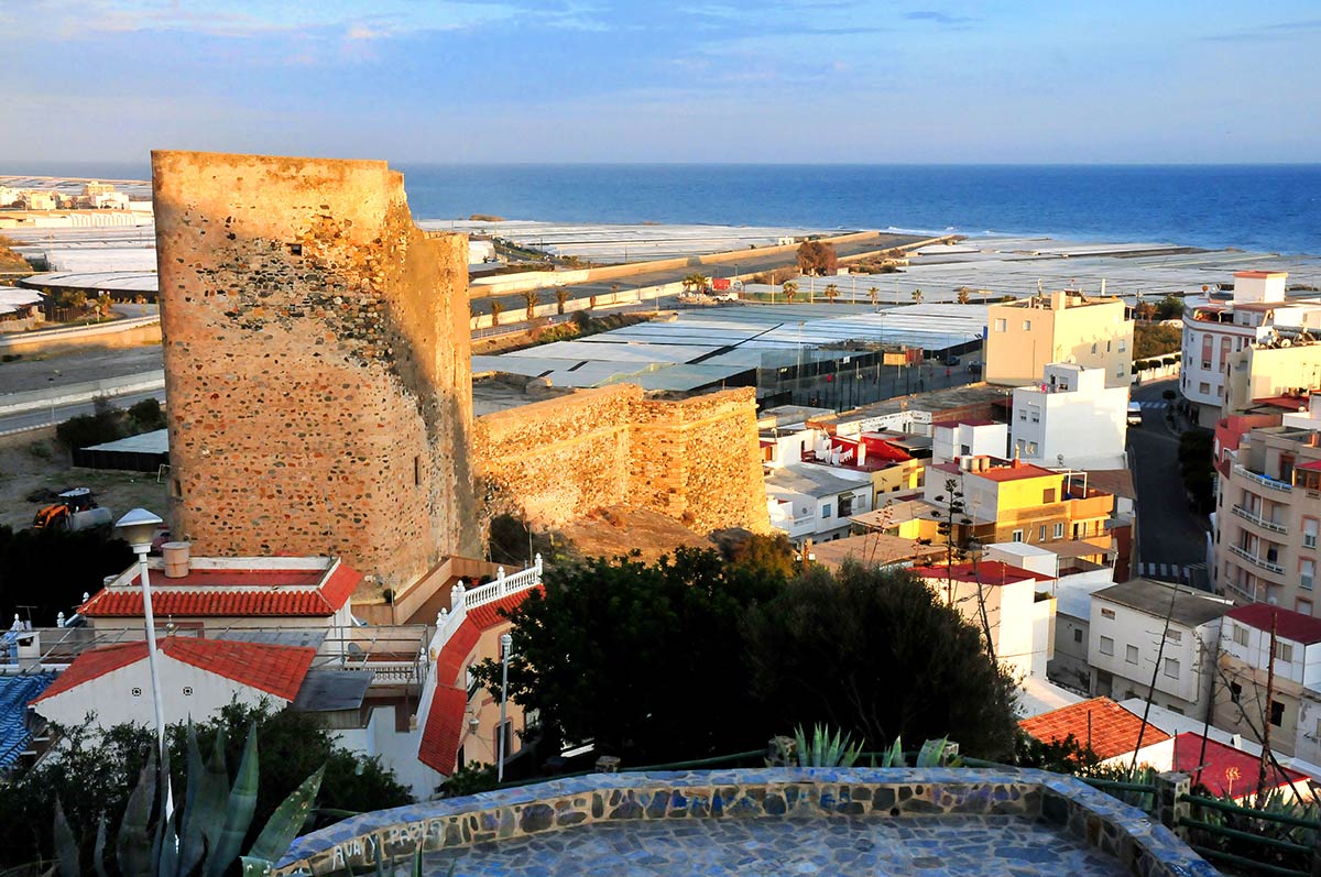 Castillo de la Rábita. Sobre picachos, acantilados e islas desaparecidas, seis fortalezas defendieron la costa de Granada, una ruta de este a oeste, desde Castillo de Huarea a La Rábita, Castillo de Baños, Castell de Ferro, Salobreña y Almuñécar
