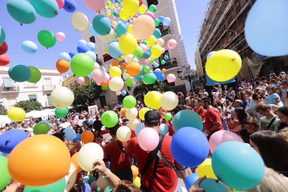 El municipio sexitano da el pistoletazo de salida a sus fiestas con la suelta de 1.000 globos biodegradables