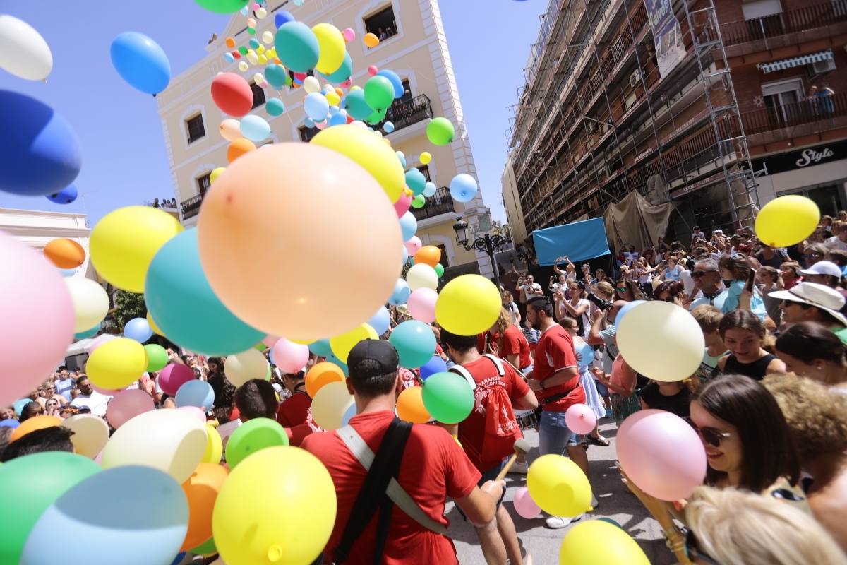 El municipio sexitano da el pistoletazo de salida a sus fiestas con la suelta de 1.000 globos biodegradables
