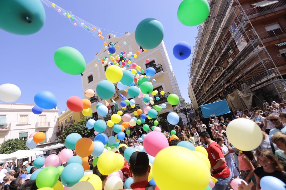 El municipio sexitano da el pistoletazo de salida a sus fiestas con la suelta de 1.000 globos biodegradables