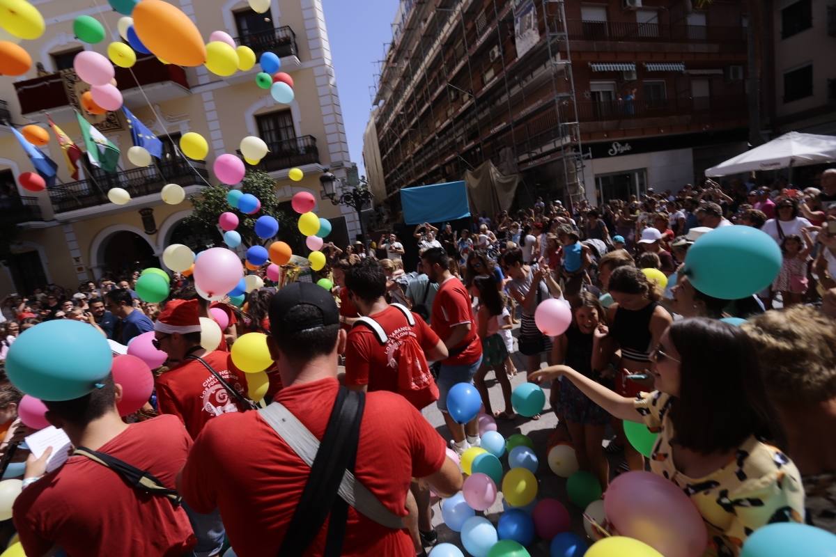 El municipio sexitano da el pistoletazo de salida a sus fiestas con la suelta de 1.000 globos biodegradables