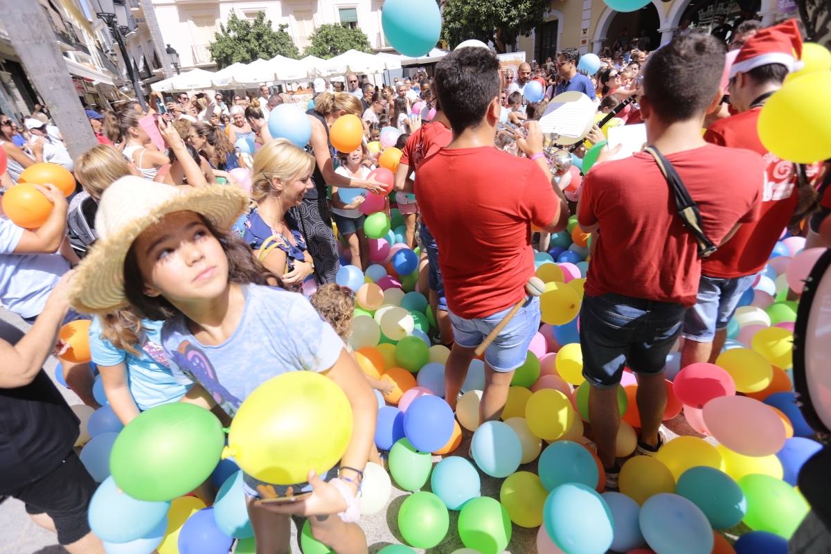 El municipio sexitano da el pistoletazo de salida a sus fiestas con la suelta de 1.000 globos biodegradables