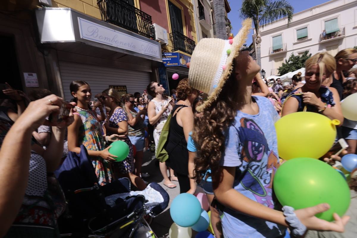El municipio sexitano da el pistoletazo de salida a sus fiestas con la suelta de 1.000 globos biodegradables