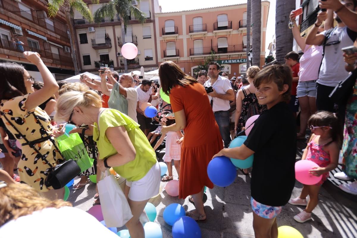 El municipio sexitano da el pistoletazo de salida a sus fiestas con la suelta de 1.000 globos biodegradables
