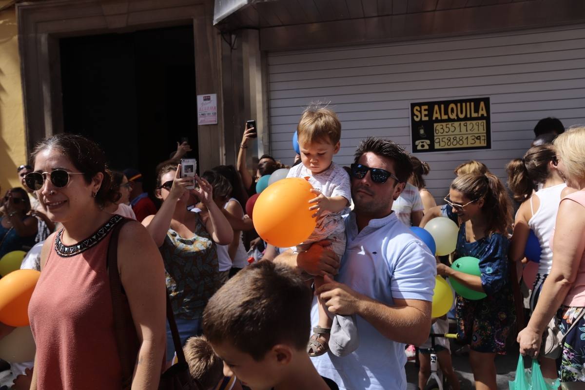 El municipio sexitano da el pistoletazo de salida a sus fiestas con la suelta de 1.000 globos biodegradables