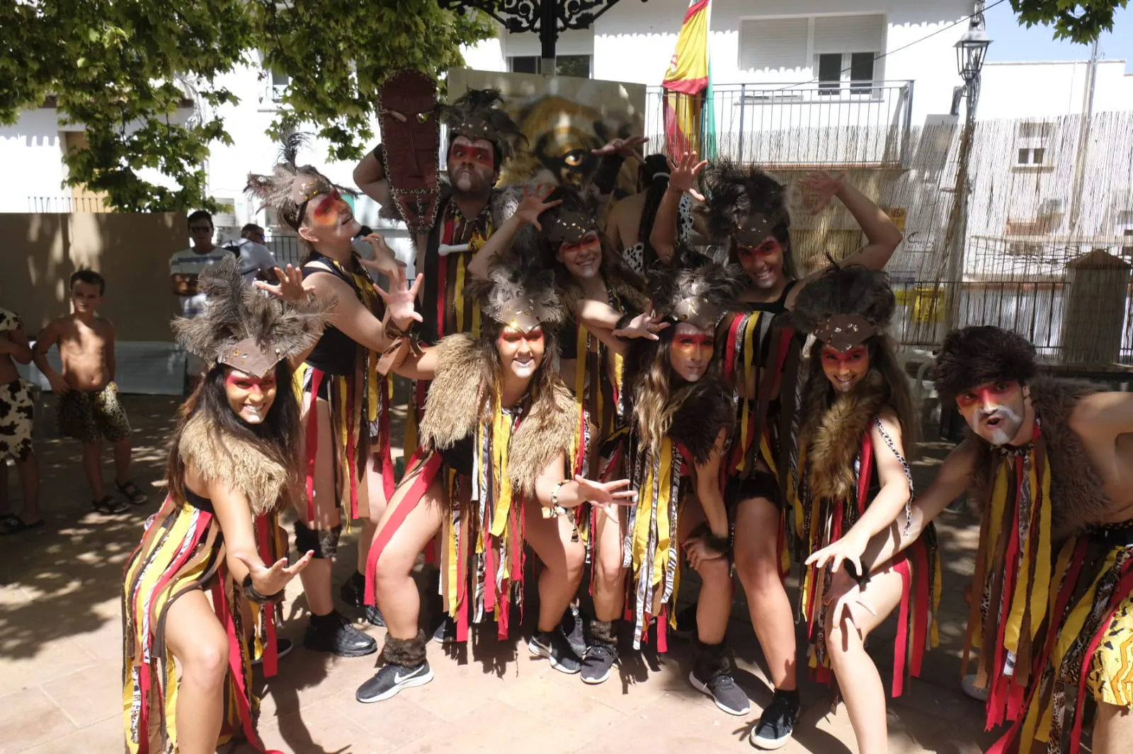 Talleres, visitas teatralizadas, coreografías y una barbaoca troglodita animan la fiesta en la localidad granadina