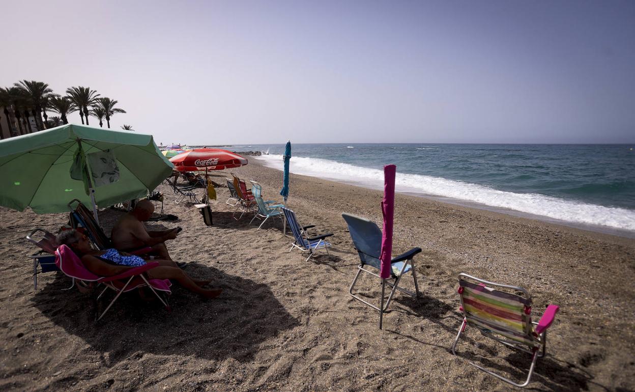 Playas de Granada: una ordenanza pondrá fin a la guerra de sombrillas en Torrenueva