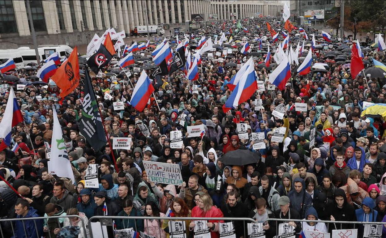 Miles de personas piden elecciones libres en Moscú.