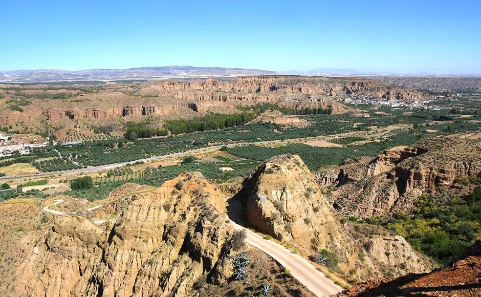 Formaciones geológicas entre Beas de Guadix y Marchal en la Hoya de Guadix, desde el mirador del Fin del Mundo 