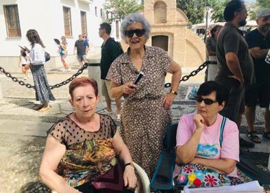 Imagen secundaria 1 - El matrimonio formado por Pilar y Pepe, gran dependiente en la imagen de arriba. Abajo, Emilia y Carmen y Conchi y Rosa, participando en la protesta en el mirador de San Nicolás. 