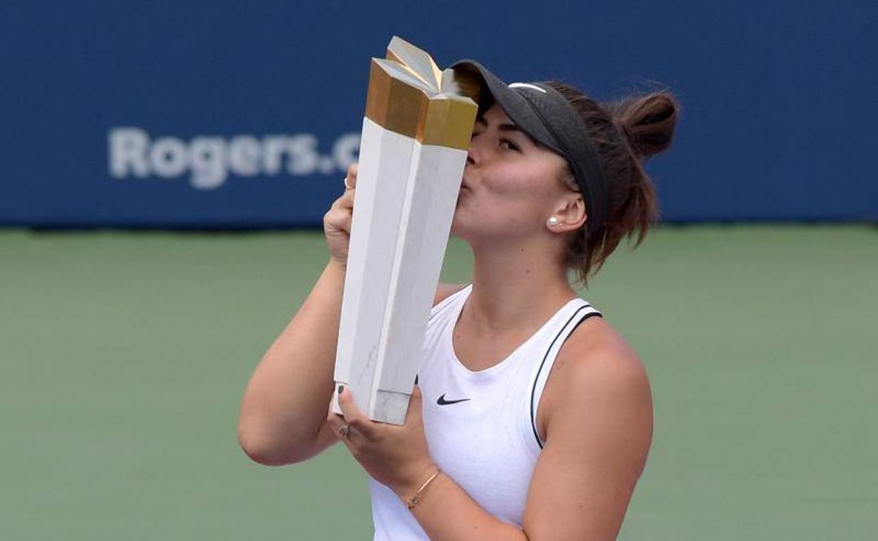 Bianca Andreescu, besando el trofeo.