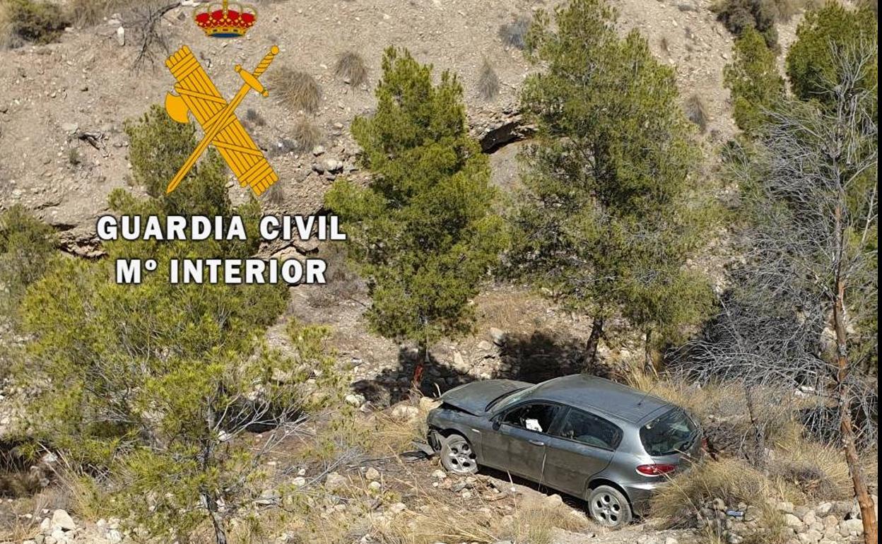 Perfecto rescate de la Guardia Civil en Almería: dos atrapados en su coche tras caer por un barranco de 20 metros 
