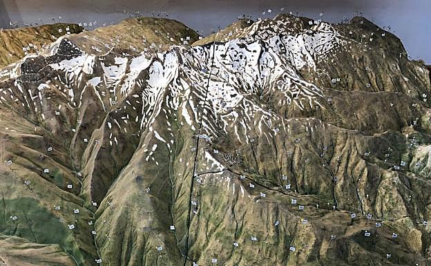 Maqueta de Sierra Nevada, con 1.500 referencias geográfias, que se encuentra en el club de montaña. 