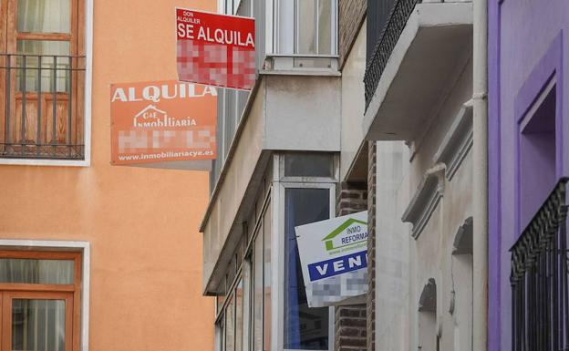 Carteles de alquiler y venta de vivienda en la capital granadina. 