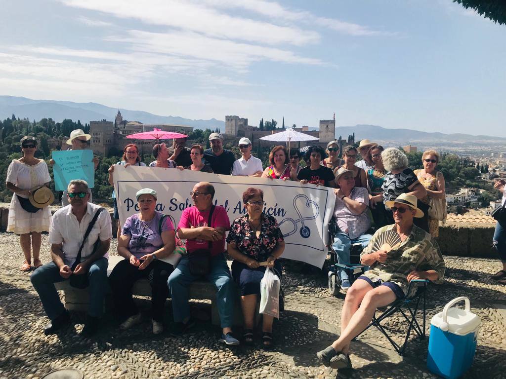 Vecinos concentrados en el mirador de San Nicolás para exigir estabilidad para el centro de salud del Albaicín. 