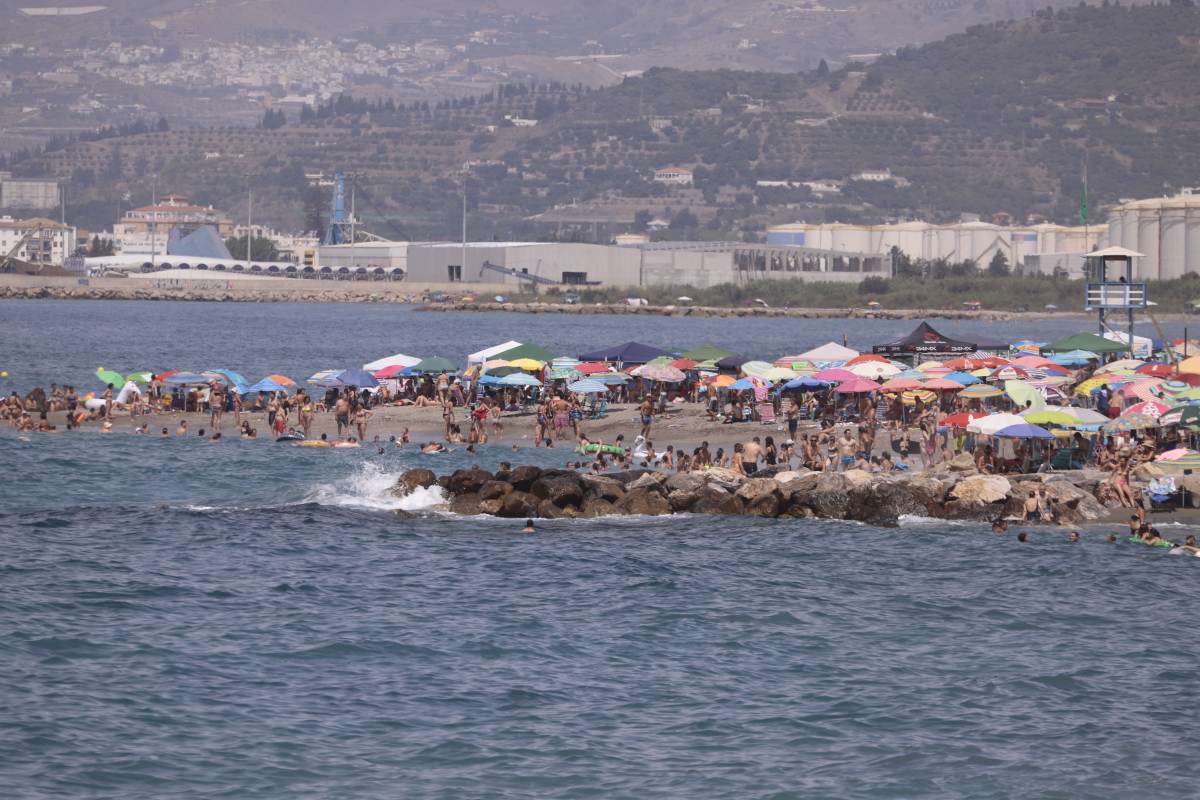 Fotos: Domingo de playa por todo lo alto en la Costa granadina