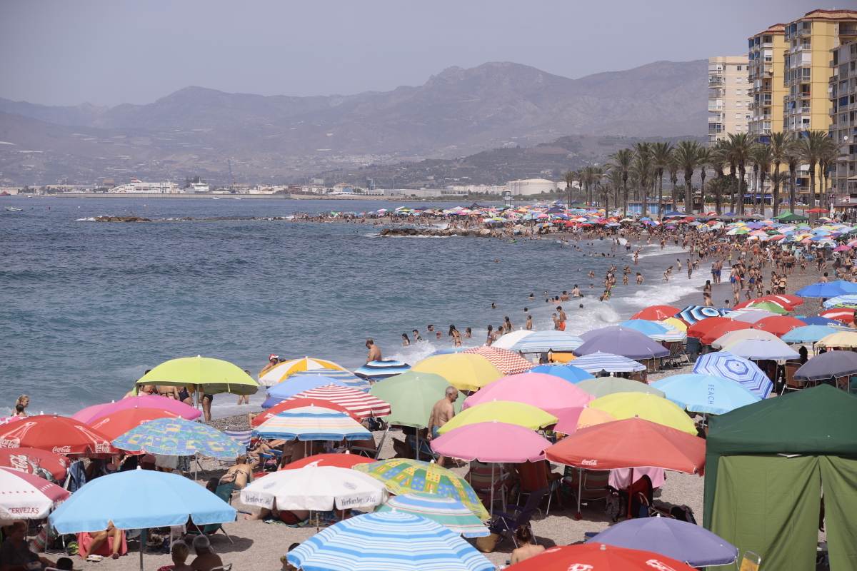 Fotos: Domingo de playa por todo lo alto en la Costa granadina