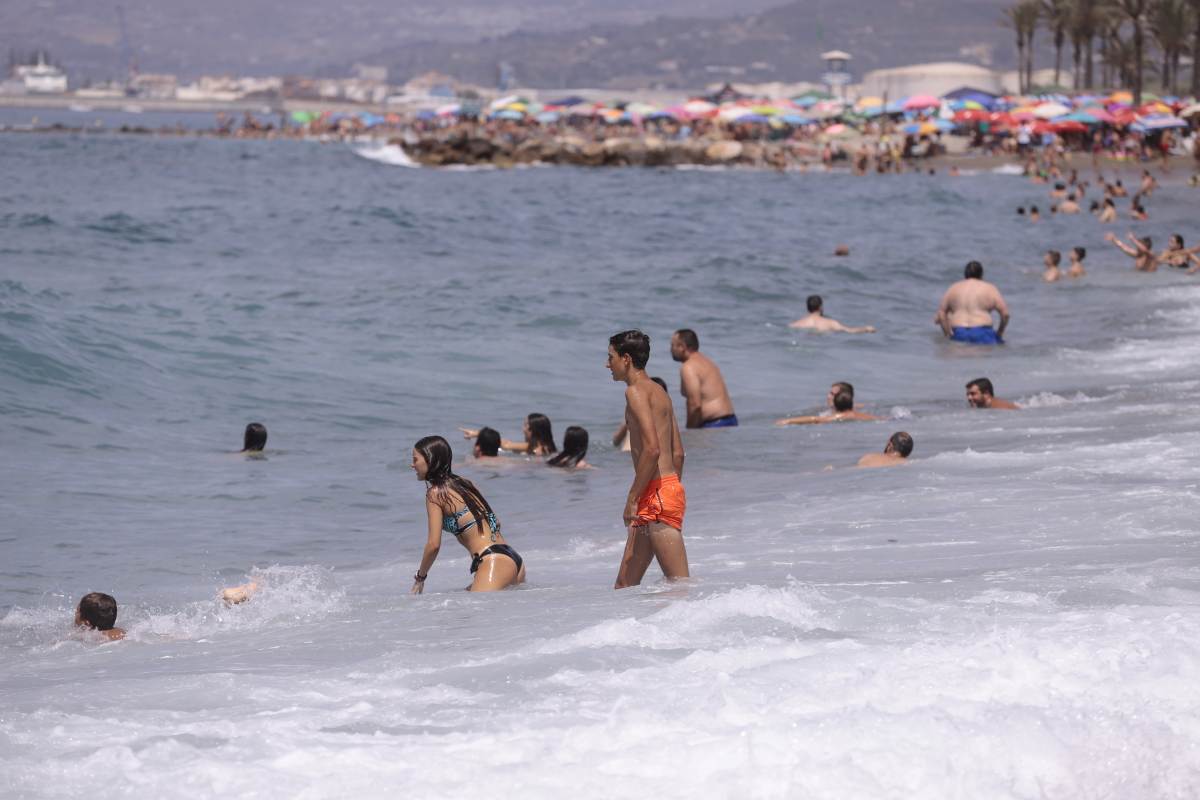 Fotos: Domingo de playa por todo lo alto en la Costa granadina